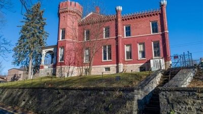 مسكون بالأشباح .. جولة داخل قصر مرعب معروض بالمزاد وهذا سعره