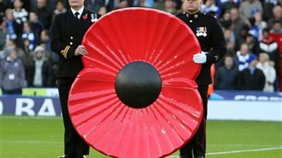 ماهي قصة الوردة الحمراء التي يرتديها أغلب لاعبي الدوري الإنجليزي؟