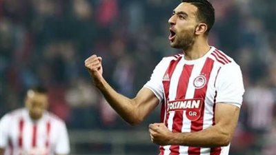 كوكا يقود أولمبياكوس لصدارة الدوري اليوناني بهدفين في شباك أبولون