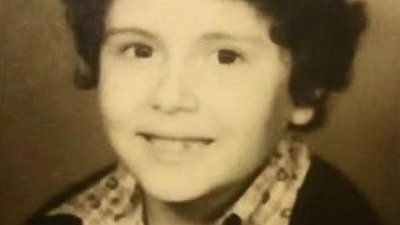 إدوارد يسترجع ذكريات الطفولة بصورة نادرة.. ويعلق: شقاوة المدرسة