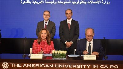 الجامعة الأمريكية بالقاهرة ووزارة الاتصالات توقعان بروتوكول تعاون وتعلنان عن مشروع مشترك جديد