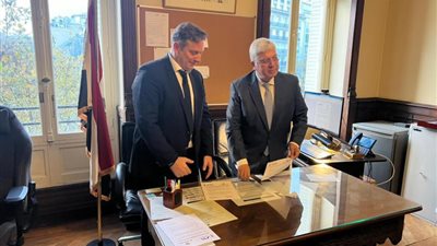 وزير التعليم العالي يوقع اتفاقية إطارية نواة لتحالفات جامعات البحر المتوسط مع وفد جامعة ليون الفرنسية بباريس