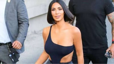 رغم إصابة شقيقتها بالكورونا.. كيم كاردشيان وأطفالها بزي النمور