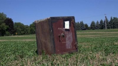 تظهر في نصف حقل مزارع بدون أي أسباب.. فما هي حكاية الخزانة الغامضة