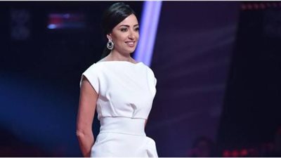 ناردين فرج بصحبة منى زكي في ”تقاطع طرق”