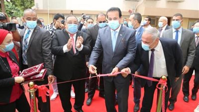 بالصور .. وزير التعليم العالي يفتتح أعمال تطوير كلية التجارة وإدارة الأعمال بالزمالك بجامعة حلوان