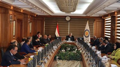 وزير التعليم العالي يستعرض تقريرًا حول الاجتماع الدوري للمجلس الأعلى لشئون خدمة المجتمع وتنمية البيئة