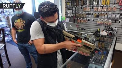 مبيعات قياسية .. الأمريكيون يستعدون لانتخابات الرئاسة بتخزين الأسلحة