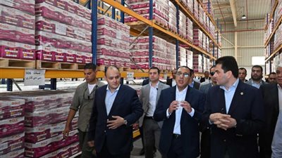 بإجمالي استثمارات 2.5 مليار جنيها.. رئيس الوزراء يتفقد مصنعا للدهانات