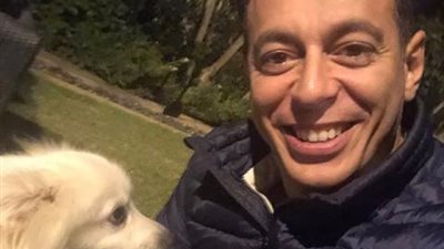 مصطفى شعبان يداعب جمهوره بصورة  سيلفي مع كلبه المفضل ”نايس”
