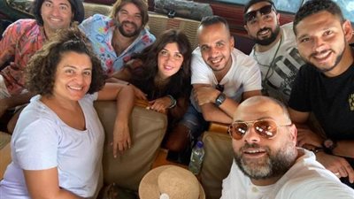 الحبايب.. على ربيع يوجه رسالة حب لأبطال فيلم ”الخطة العايمة”