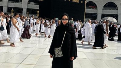 فرح عبد الحميد تؤدى مناسك العمرة وتدعو لشعب فلسطين