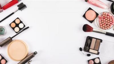 مستحضرات التجميل مضرة بالبشرة.. حقيقة أم شائعة