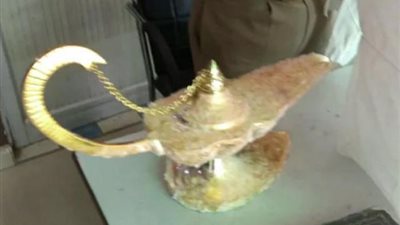 أغرب عملية نصب في العالم.. طبيب يشتري «المصباح السحري» بـ41 ألف دولار