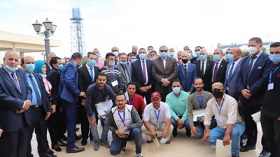 صور.. توزيع 1040 شهادة أمان علي العمالة غير المنتظمة بالبحيرة
