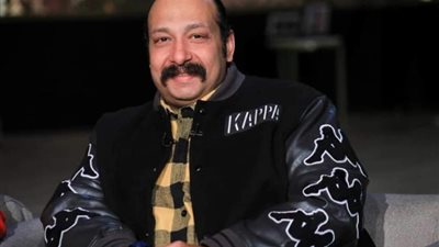 محمد ثروت يعبر عن سعادته للمشاركه فى مسرحية ”فرحات والعائلة”