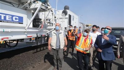 وزير النقل يتفقد محور قوص بقنا