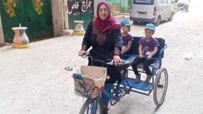 عملت على دراجة لتوصيل الطلبات بالإسكندرية...قصة كفاح سيدة كرمتها ”التضامن”