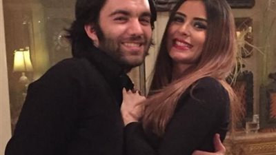 قبلات وأحضان.. جلسة تصوير رومانسية تجمع شريف رمزي وزوجته