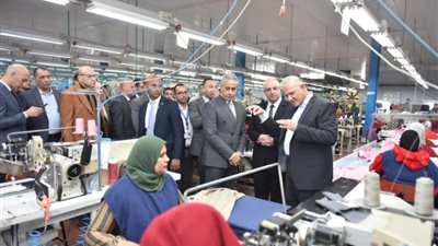20 مليون دولار صادرات سنويًا.. وزير العمل يتفقد الشركة السويسرية للملابس الجاهزة ببني سويف