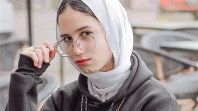 نيرة عمرو تدعم غزة فى مسرحية ”فلسطين حرة”