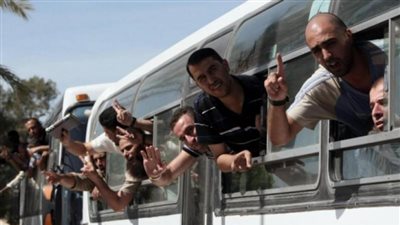 سجون الاحتلال تتسلم قائمة بـ39 فلسطينيا يطلق سراحهم اليوم