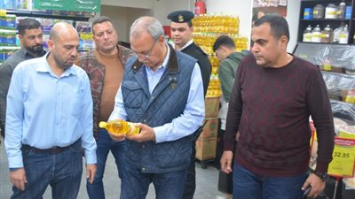 بالصور .. محافظ القليوبية يتفقد معارض السلع والهايبرات والسوبر ماركت بشبرا الخيمة وبنها