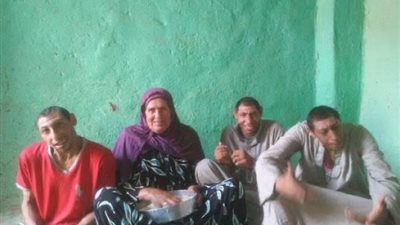 أكبرهم 40 عامًا...قصة إمرأة مصرية تعول ثلاثة أبناء من ذوي الاحتياجات الخاصة