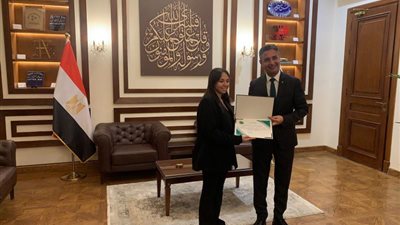 طالبة بكلية الفنون الرقمية والتصميم بجامعة مصر للمعلوماتية تحصد المركز الأول بمسابقة ”البريد” لمكافحة ”الإتجار بالبشر”