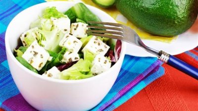 تعالج الزهايمر والسرطان.. ماذا تعرفين عن الأفوكادو والجبن وزيت جوز الهند؟