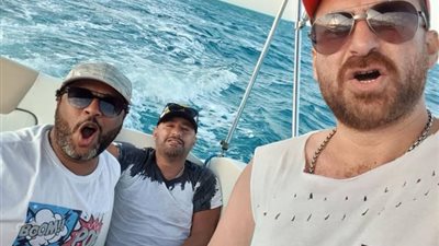 أصدقاء العمر.. أحمد السقا ونضال الشافعي ومحمد جمعة في رحلة بحرية