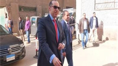 بالصور.. رئيس حملة السيسي يُدلى بصوته في لجنة منشأة البكاري بالجيزة