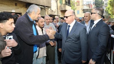 بالصور .. محافظ القاهرة يتفقد محيط عدة لجان بعابدين والموسكى