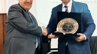 السفير الكندي بالقاهرة يزور مقر الـ CIC ويتفقد الملاعب ومعامل التدريس