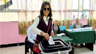 بالصور.. السفيرة نبيلة مكرم تُدلي بصوتها في الانتخابات الرئاسية