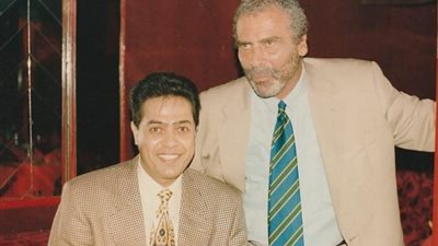 بصورة نادرة وكلمات مؤثرة.. حكيم ينعي هاني ثابت: صاحب الفضل عليا