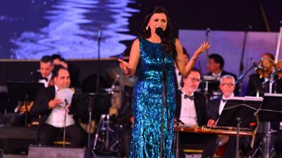 رحاب مطاوع تفتتح اليوم الرابع للموسيقى العربية بأغنية ”مال عليا مال” (صور)