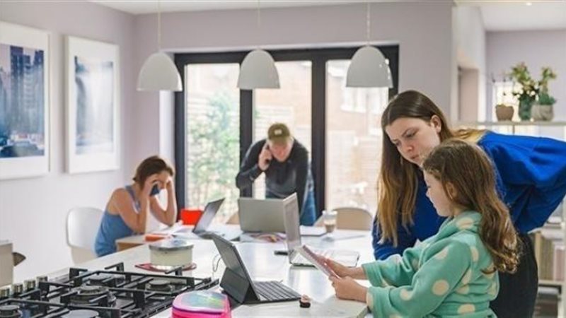 أسرة مجتمعة بعد الإغلاق-صورة