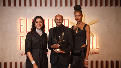 فيلم ”وداعا جوليا” .. أمجد أبو العلاء ومحمد كردفاني يهديان الجائزة  فى مهرجان الجونة السينمائي للشعب السوداني والإنسانية