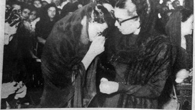 صور من صندوق الذكريات..وداع بالدموع..شاهد نجوم الزمن الجميل في عزاء ذويهم وأصدقائهم من الفنانيين