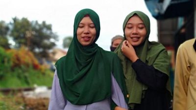 ”تيك توك” يعيد  جمع شمل توأمتان بعد فراق 24 عام