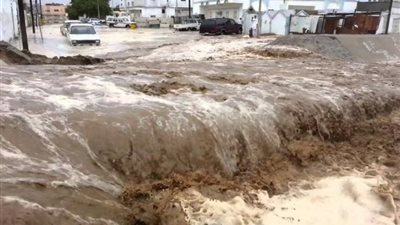 صورة.. الإسرائيليون يتنقلون بالزوارق في الشوارع لمواجهة الأمطار والسيول