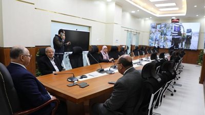 محافظ القاهرة يتابع جهود الأجهزة التنفيذية لرفع أثار الامطار من شوارع العاصمة