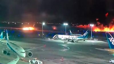 جحيم في اليابان.. كتلة نار بمطار طوكيو بعد اصطدام طائرتين بشكل مروع (فيديو وصور)