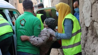 وزيرة التضامن توجه بمساعدة سيدة تعانى من الشلل الرعاش بالشرقية