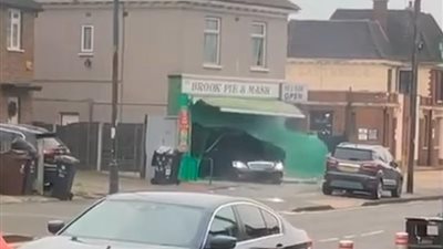 فيديو مروع.. سيارة تصطدم بمتجر فطائر في لندن بشكل غريب ومتكرر