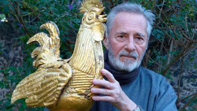 شاهد.. تمثال ديك ذهبي ”طار” لمدة ربع قرن ثم عاد بأغرب طريقة.. ما القصة؟