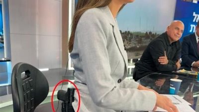 شاهد.. مذيعة إسرائيلية تقدّم برنامجها التليفزيوني مع مسدس حول خصرها