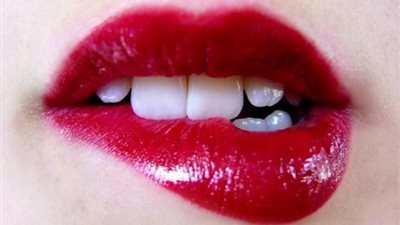 مضيفة طيران: ”الروج” علي شفايفي مهم جداً لسلامة الركاب