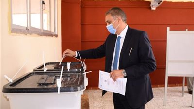 وزير الدولة لشئون المجالس النيابية يدلي بصوته فى انتخابات النواب